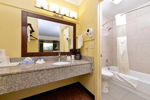 Americas Best Value Inn Winona image 4